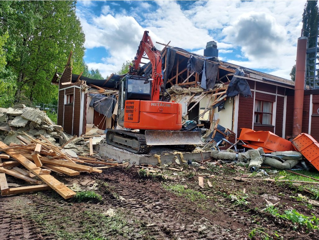 Hitachi kaivinkone purkutyömaalla